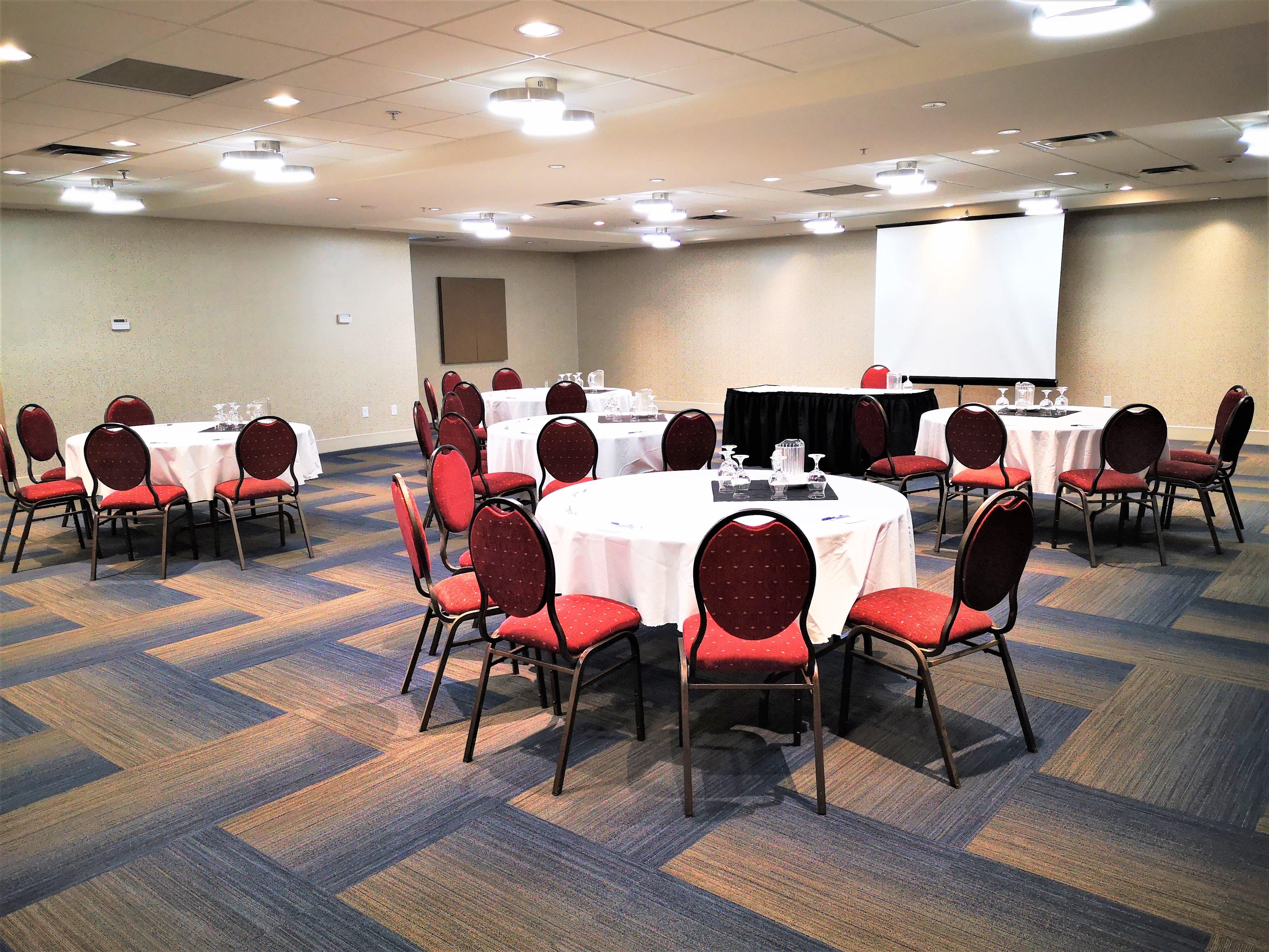 Holiday Inn Express And Suites Surrey By Ihg Exteriör bild