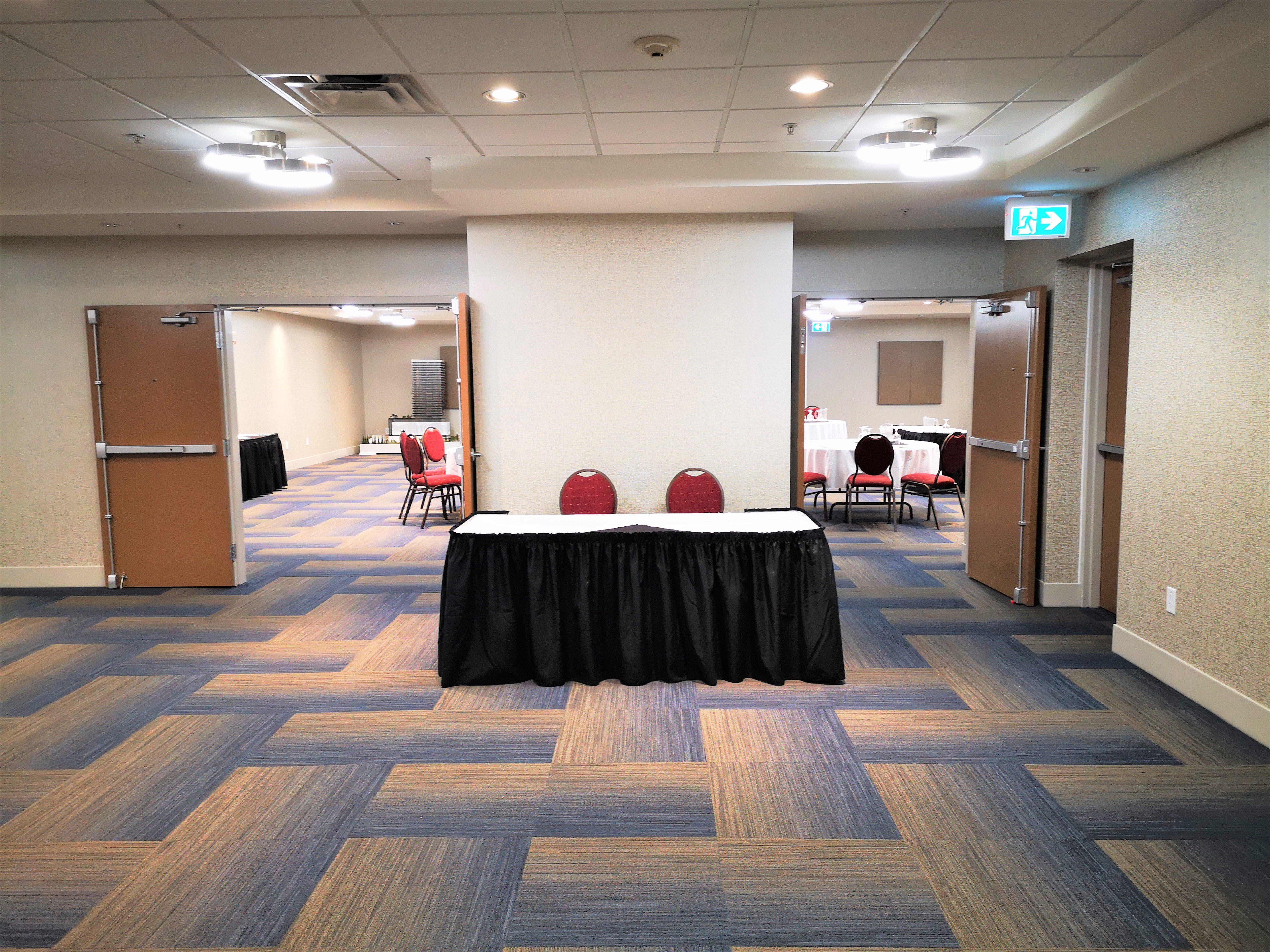 Holiday Inn Express And Suites Surrey By Ihg Exteriör bild