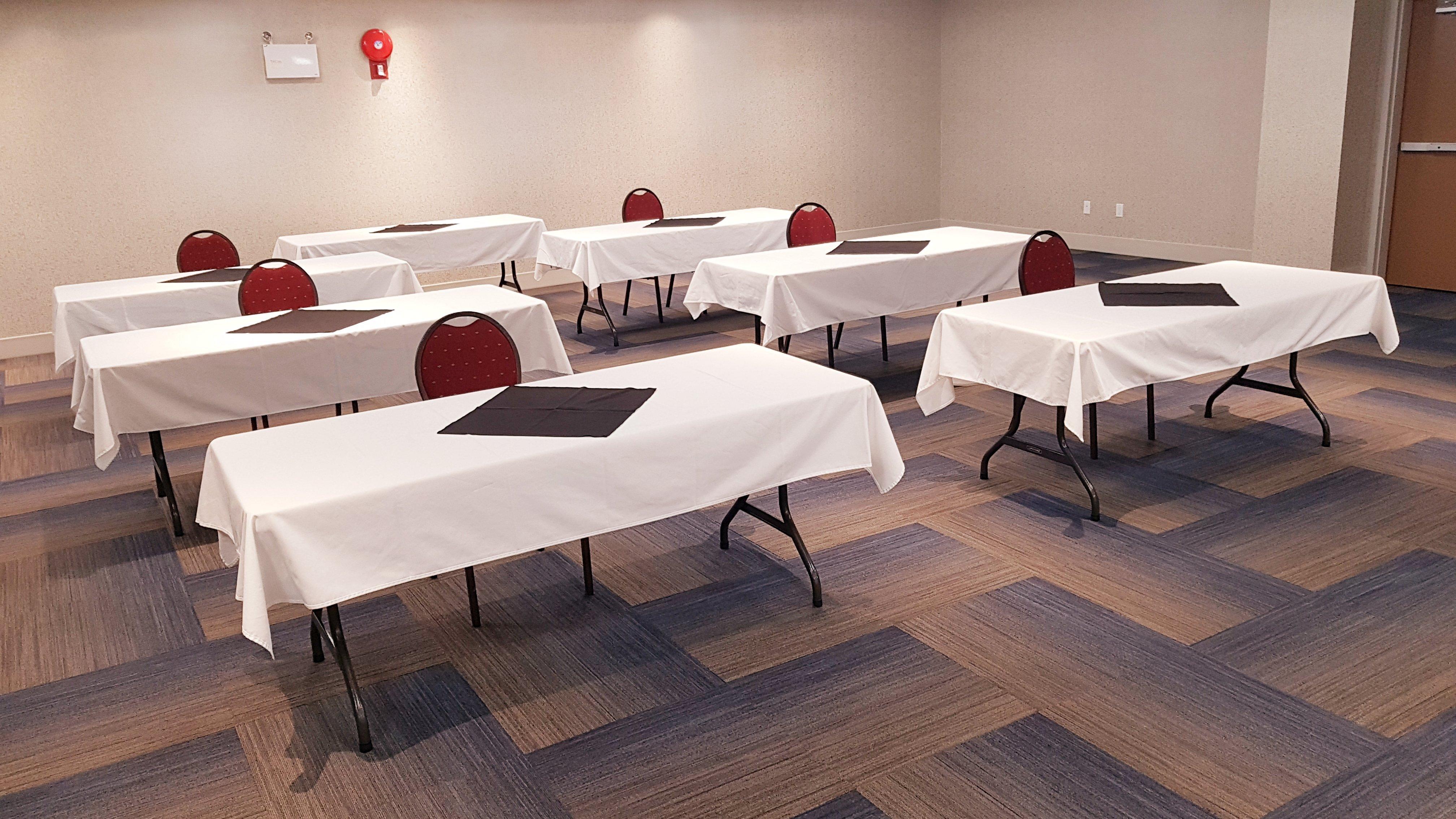 Holiday Inn Express And Suites Surrey By Ihg Exteriör bild
