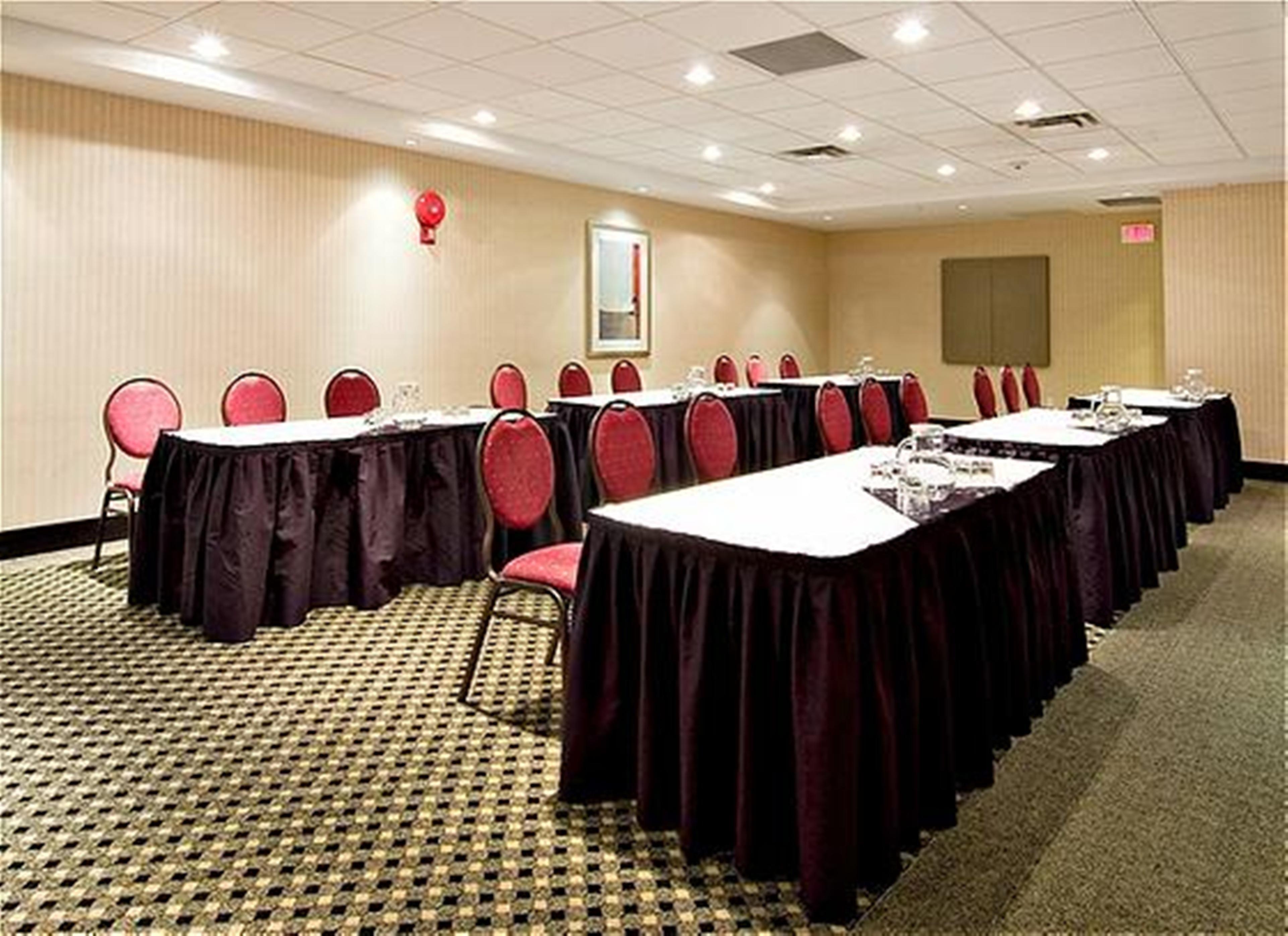 Holiday Inn Express And Suites Surrey By Ihg Exteriör bild