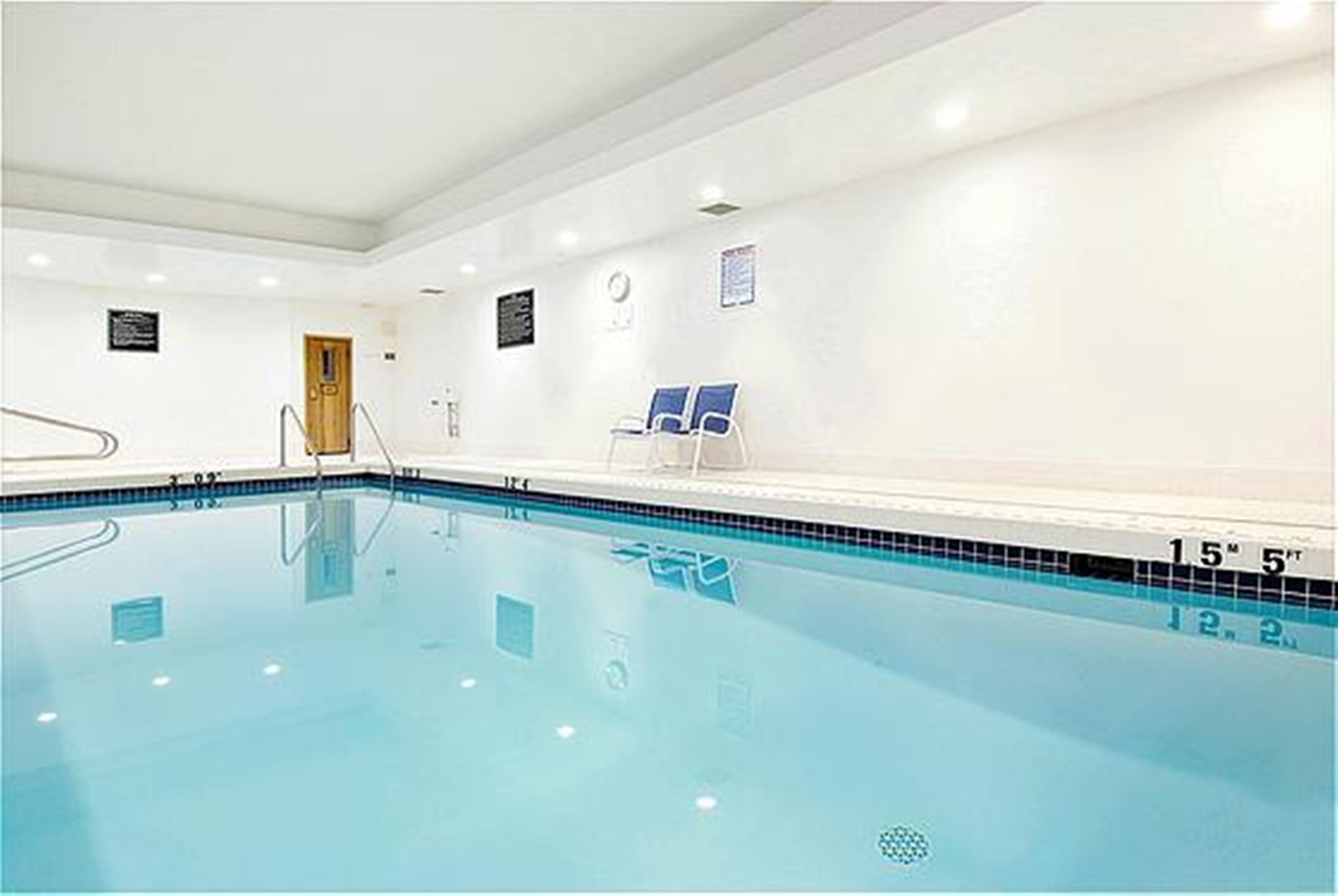 Holiday Inn Express And Suites Surrey By Ihg Exteriör bild