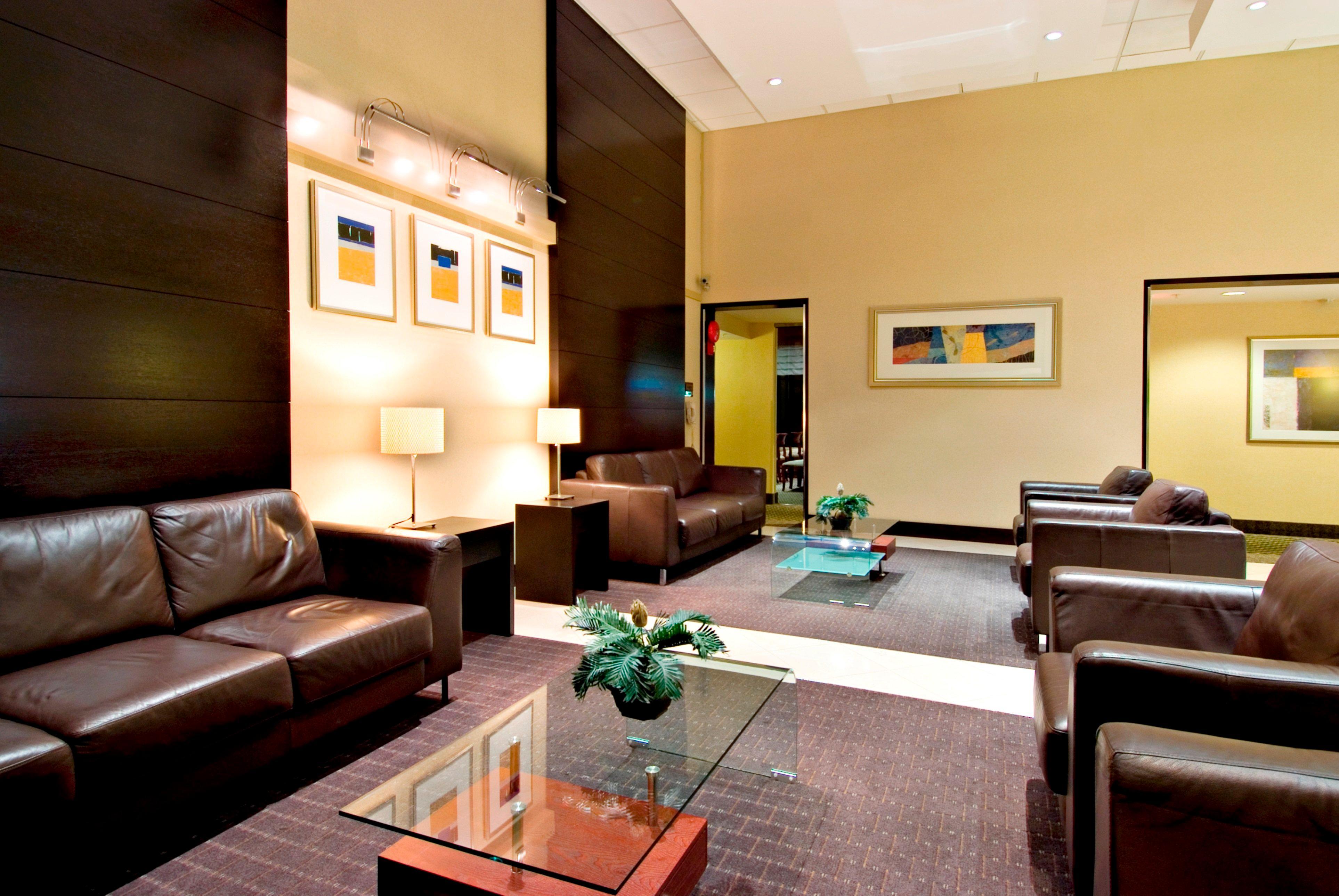 Holiday Inn Express And Suites Surrey By Ihg Exteriör bild