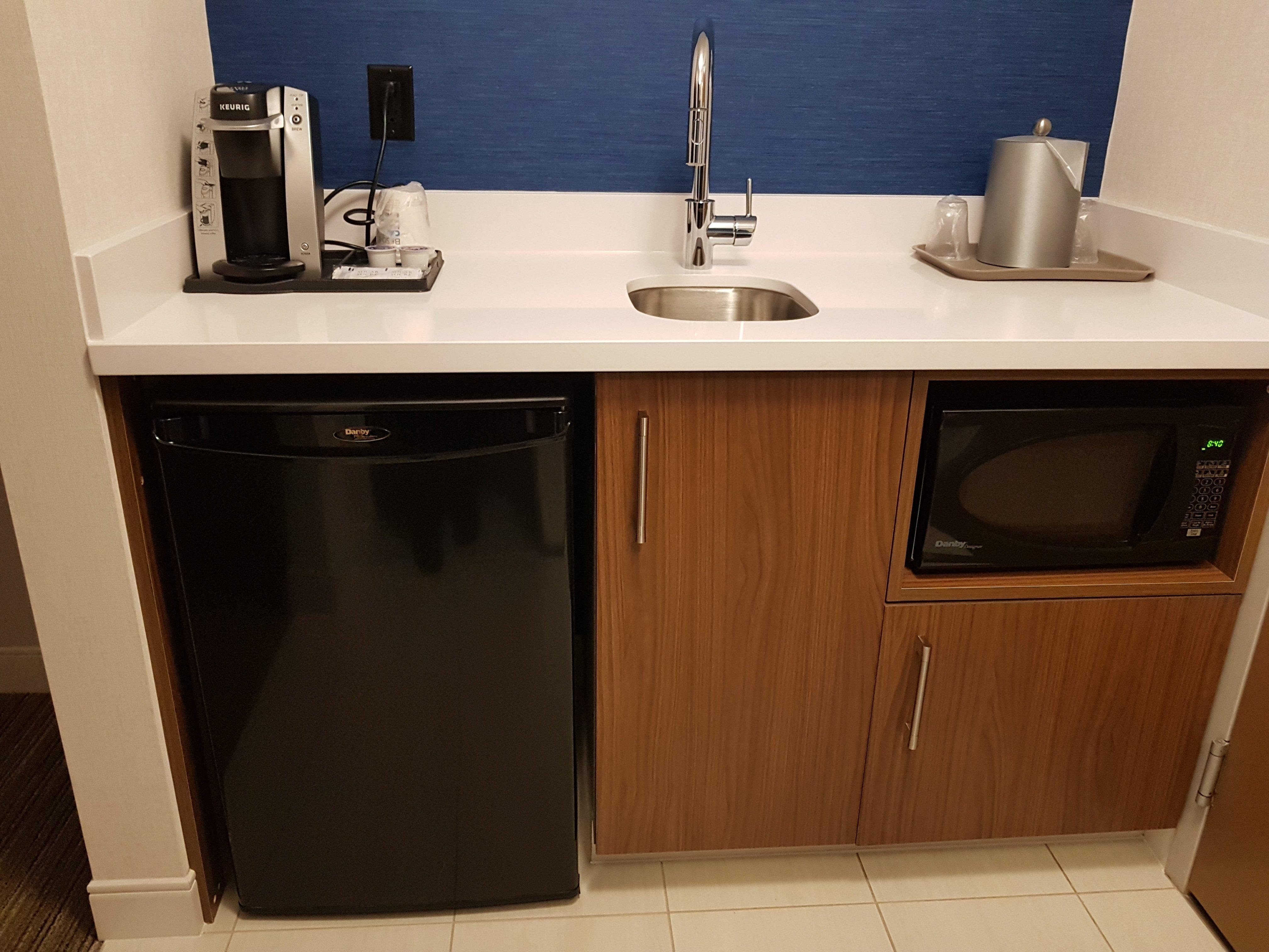 Holiday Inn Express And Suites Surrey By Ihg Exteriör bild