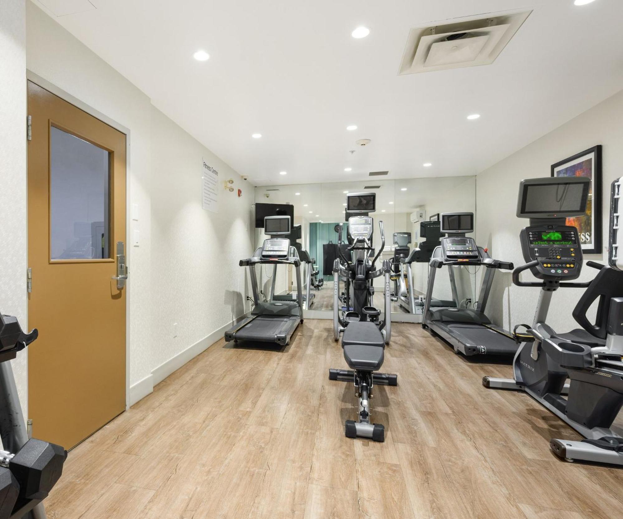 Holiday Inn Express And Suites Surrey By Ihg Exteriör bild