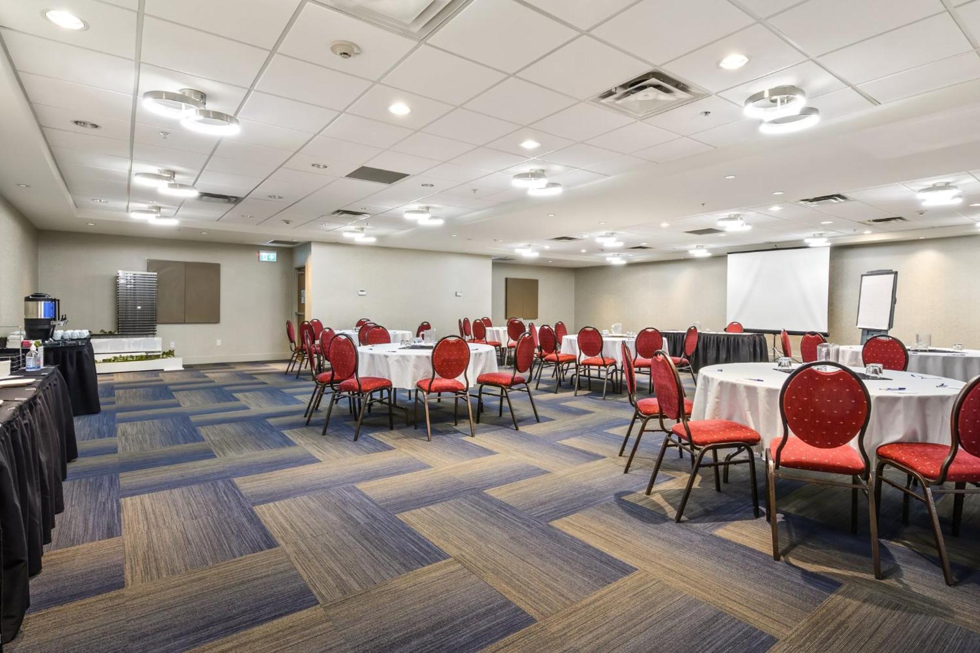 Holiday Inn Express And Suites Surrey By Ihg Exteriör bild