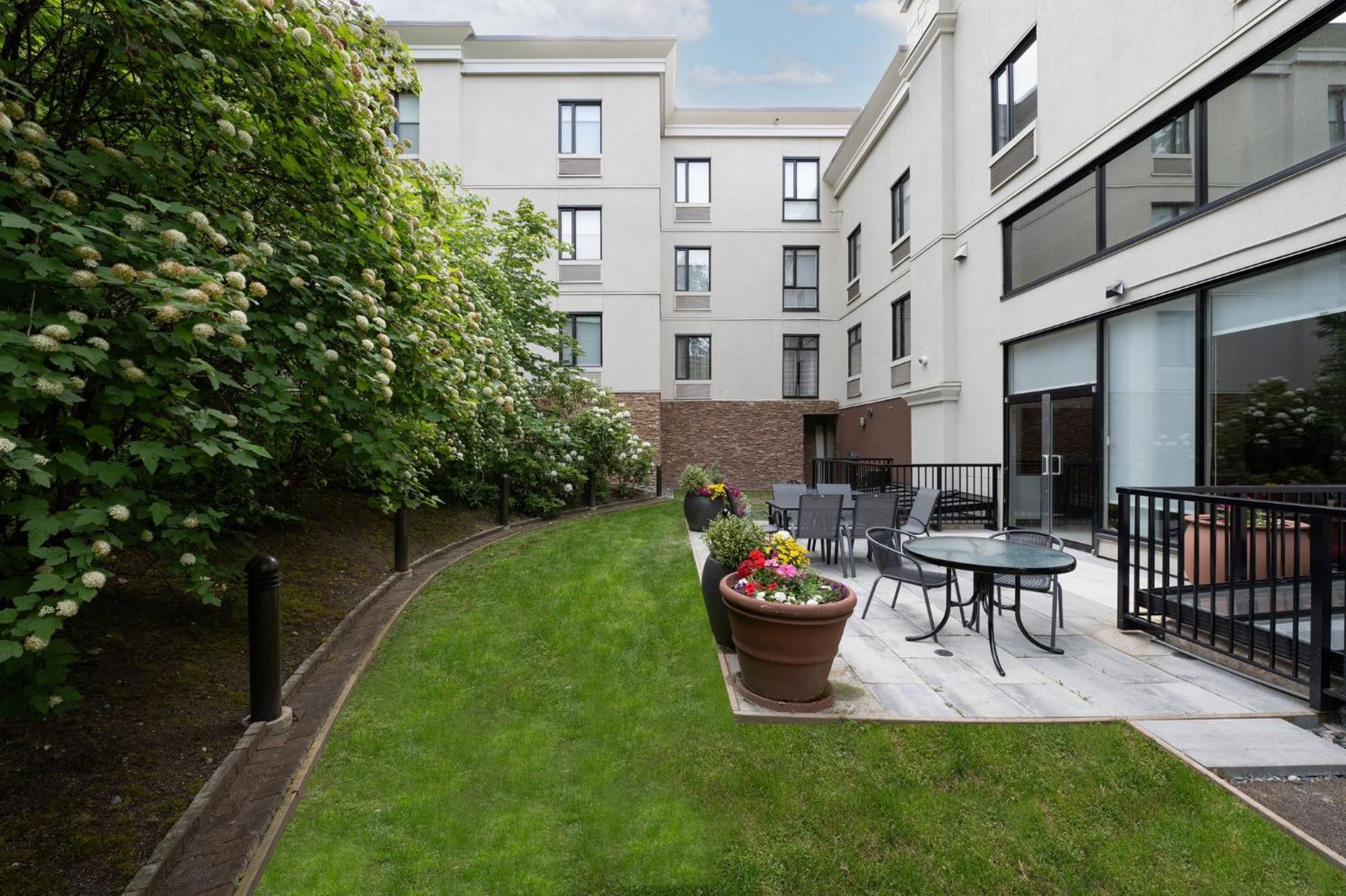 Holiday Inn Express And Suites Surrey By Ihg Exteriör bild