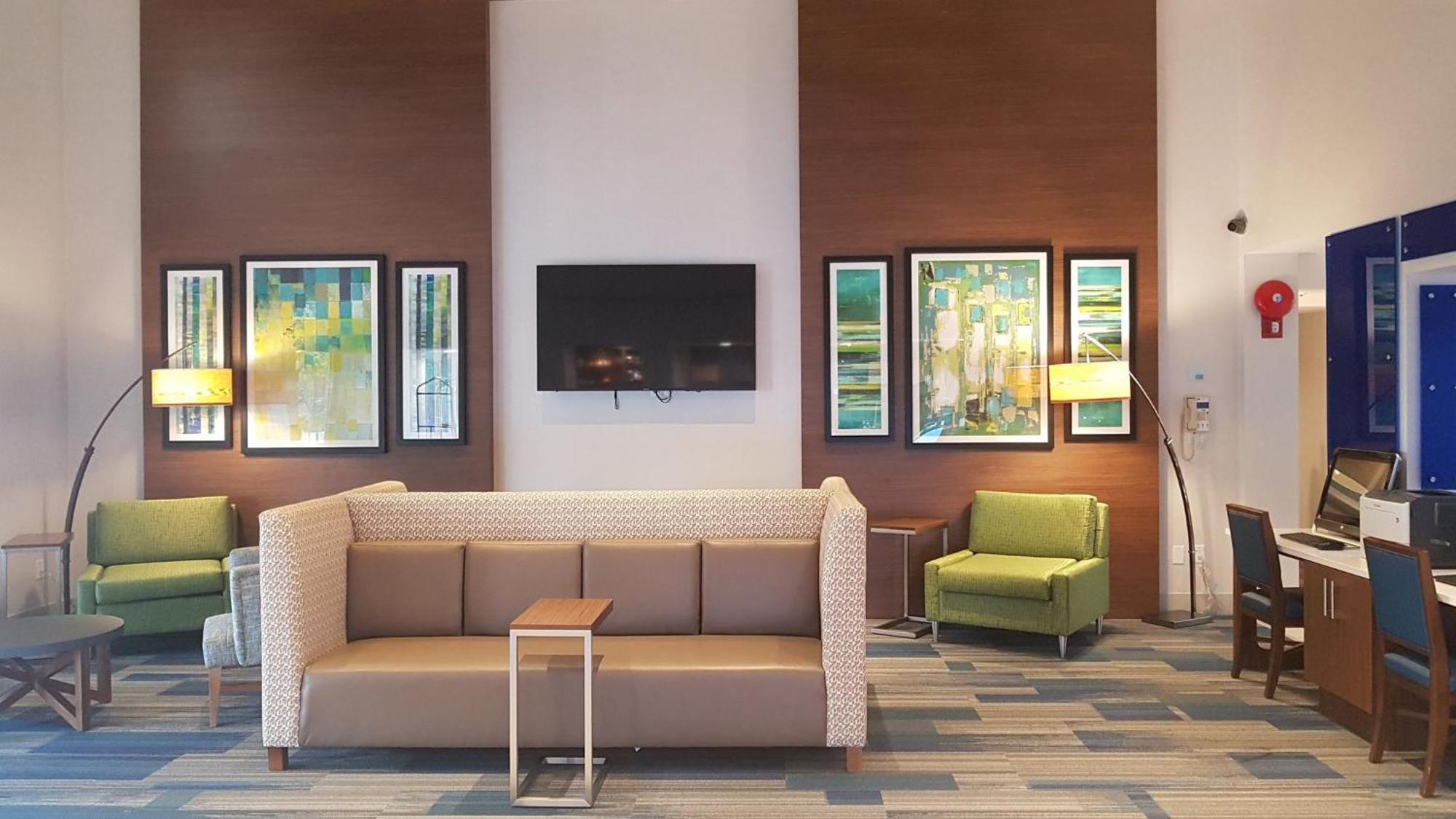 Holiday Inn Express And Suites Surrey By Ihg Exteriör bild