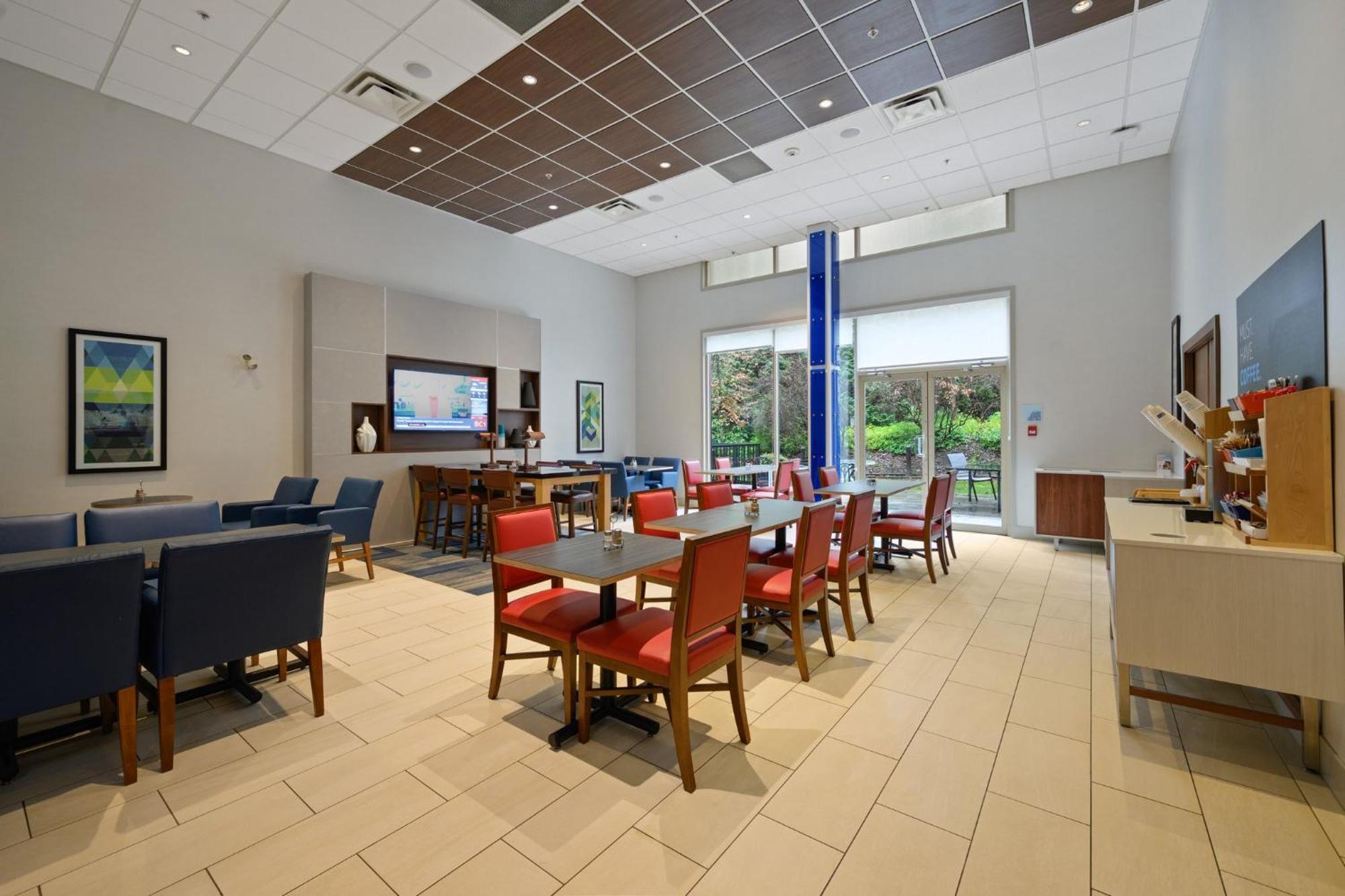 Holiday Inn Express And Suites Surrey By Ihg Exteriör bild