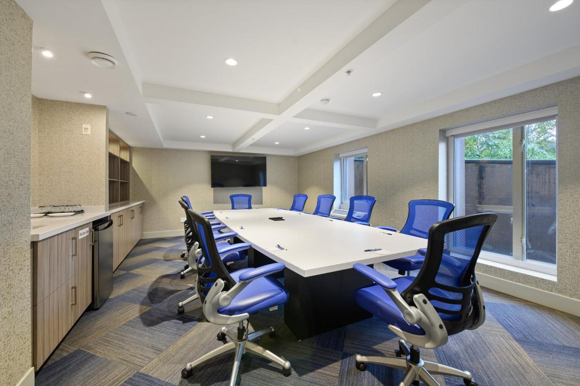 Holiday Inn Express And Suites Surrey By Ihg Exteriör bild