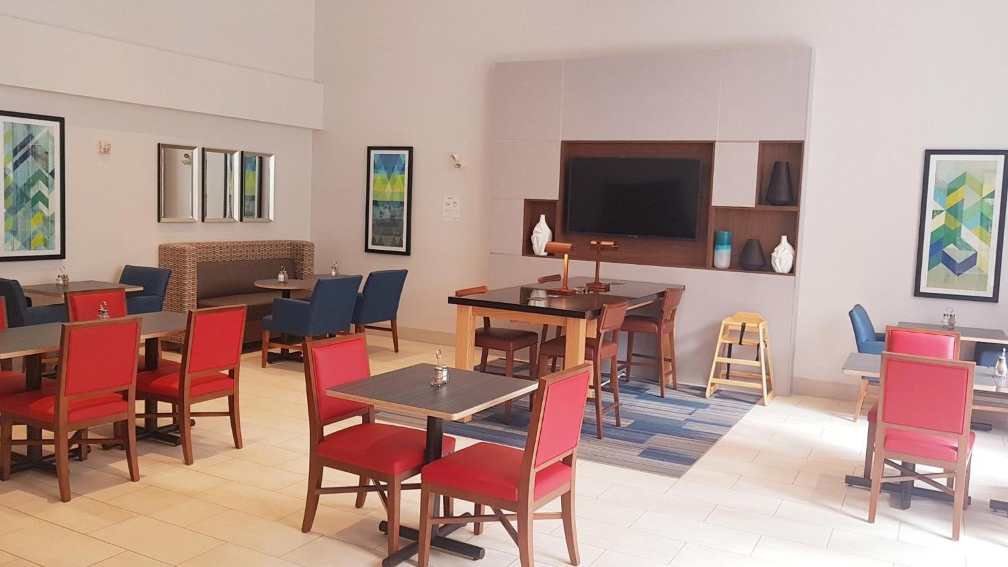 Holiday Inn Express And Suites Surrey By Ihg Exteriör bild