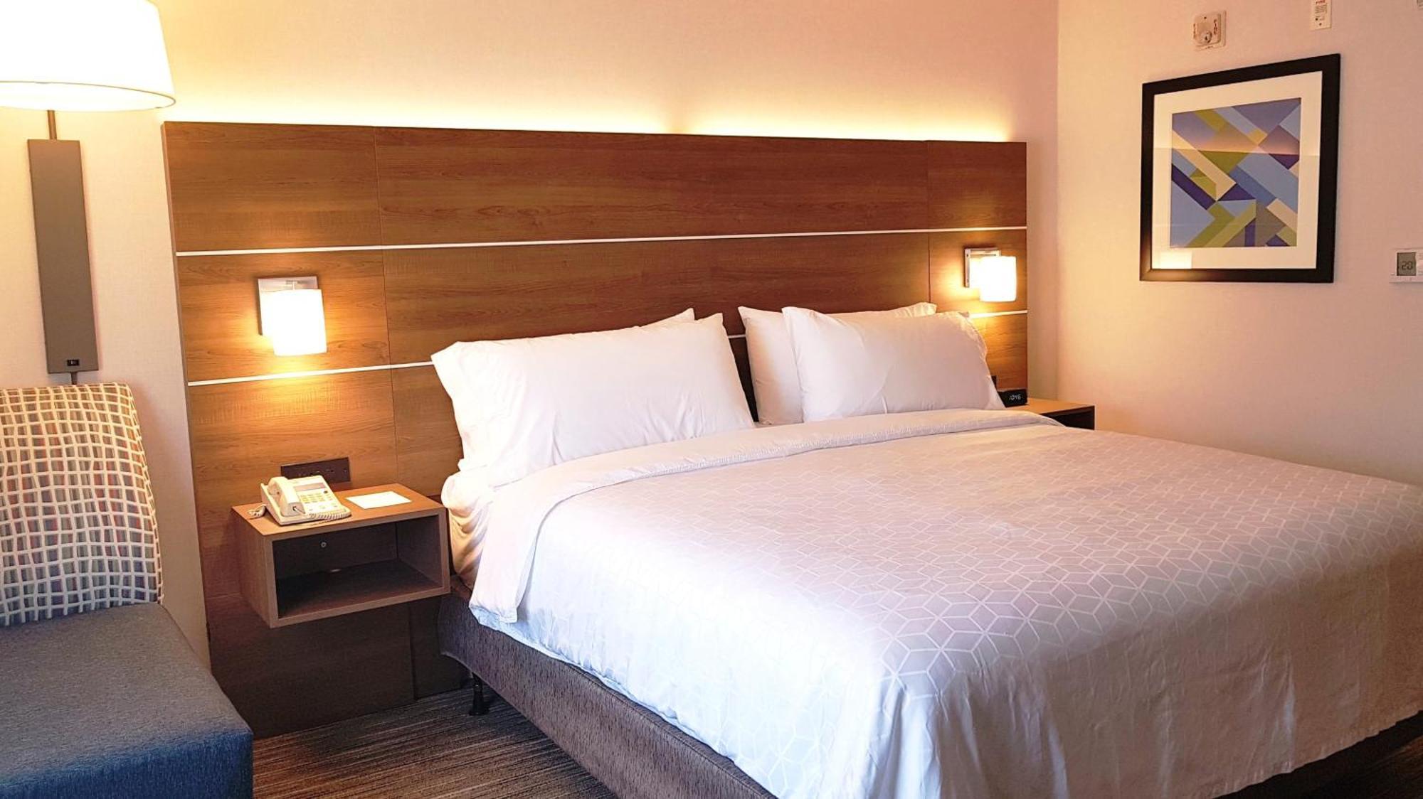 Holiday Inn Express And Suites Surrey By Ihg Exteriör bild