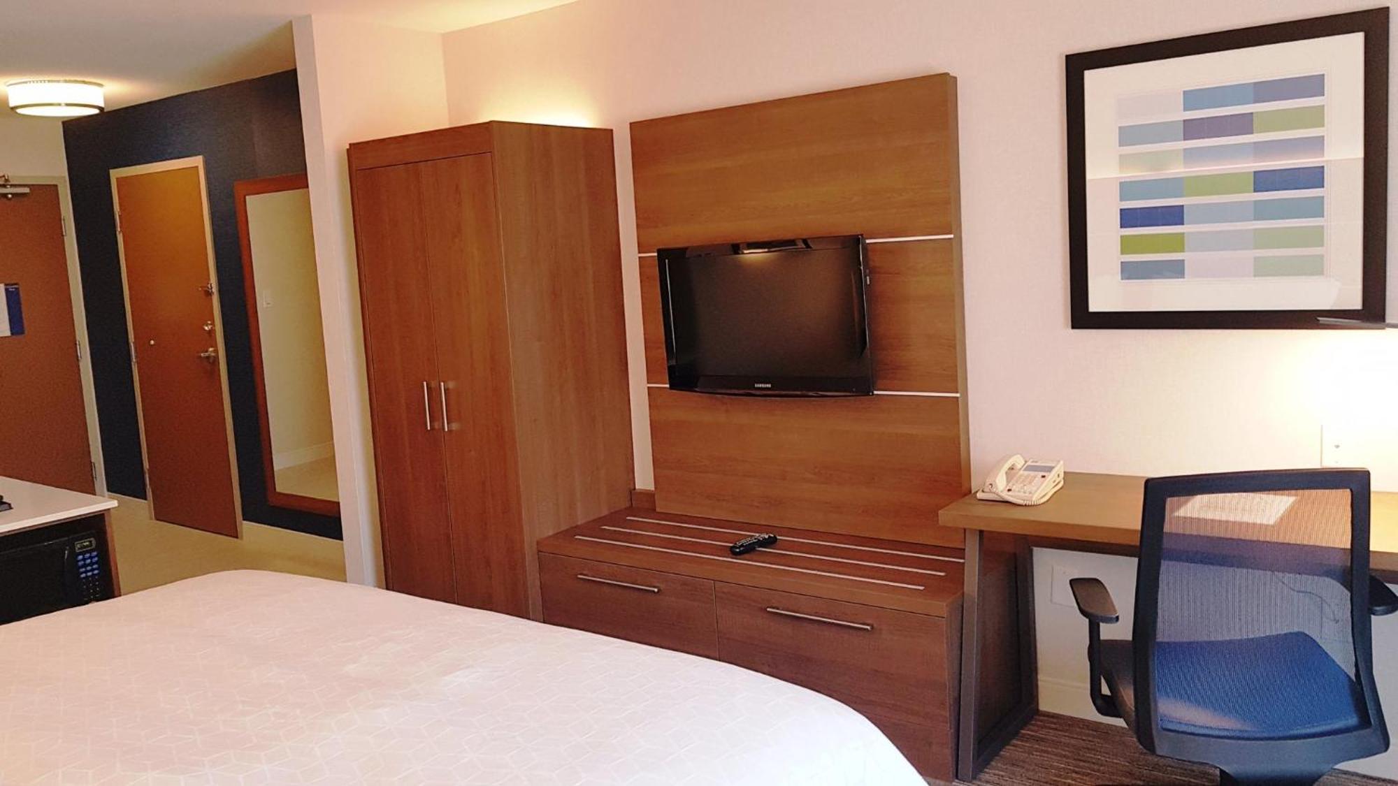 Holiday Inn Express And Suites Surrey By Ihg Exteriör bild