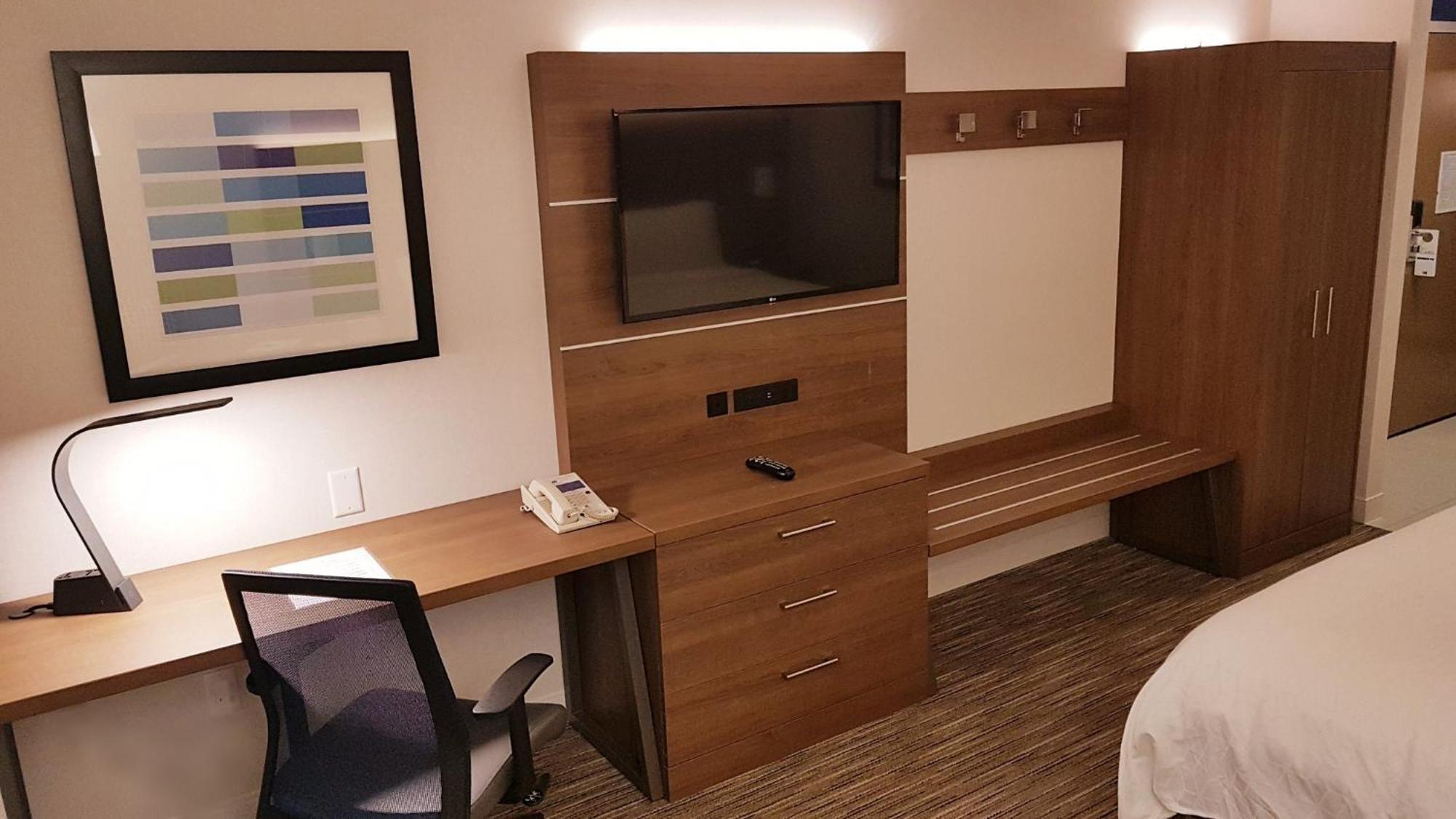 Holiday Inn Express And Suites Surrey By Ihg Exteriör bild
