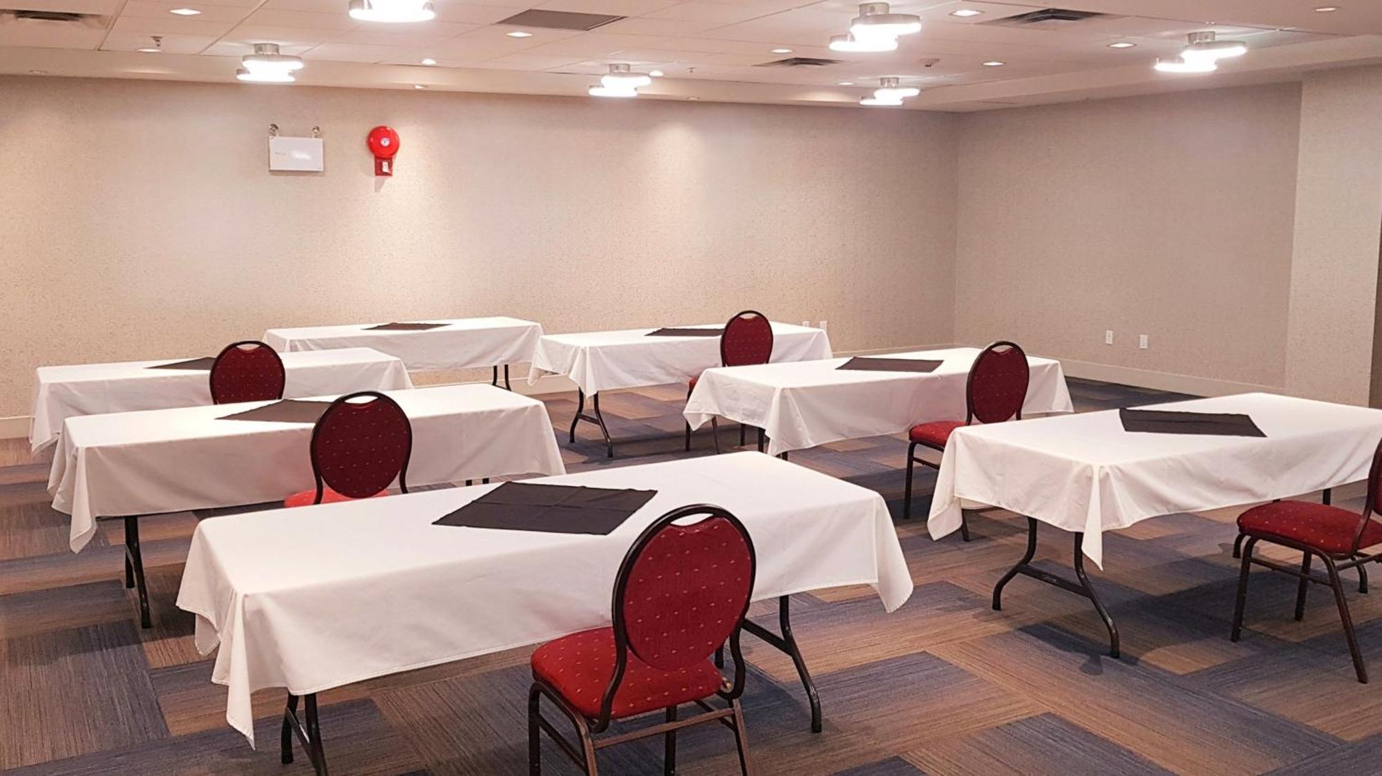 Holiday Inn Express And Suites Surrey By Ihg Exteriör bild