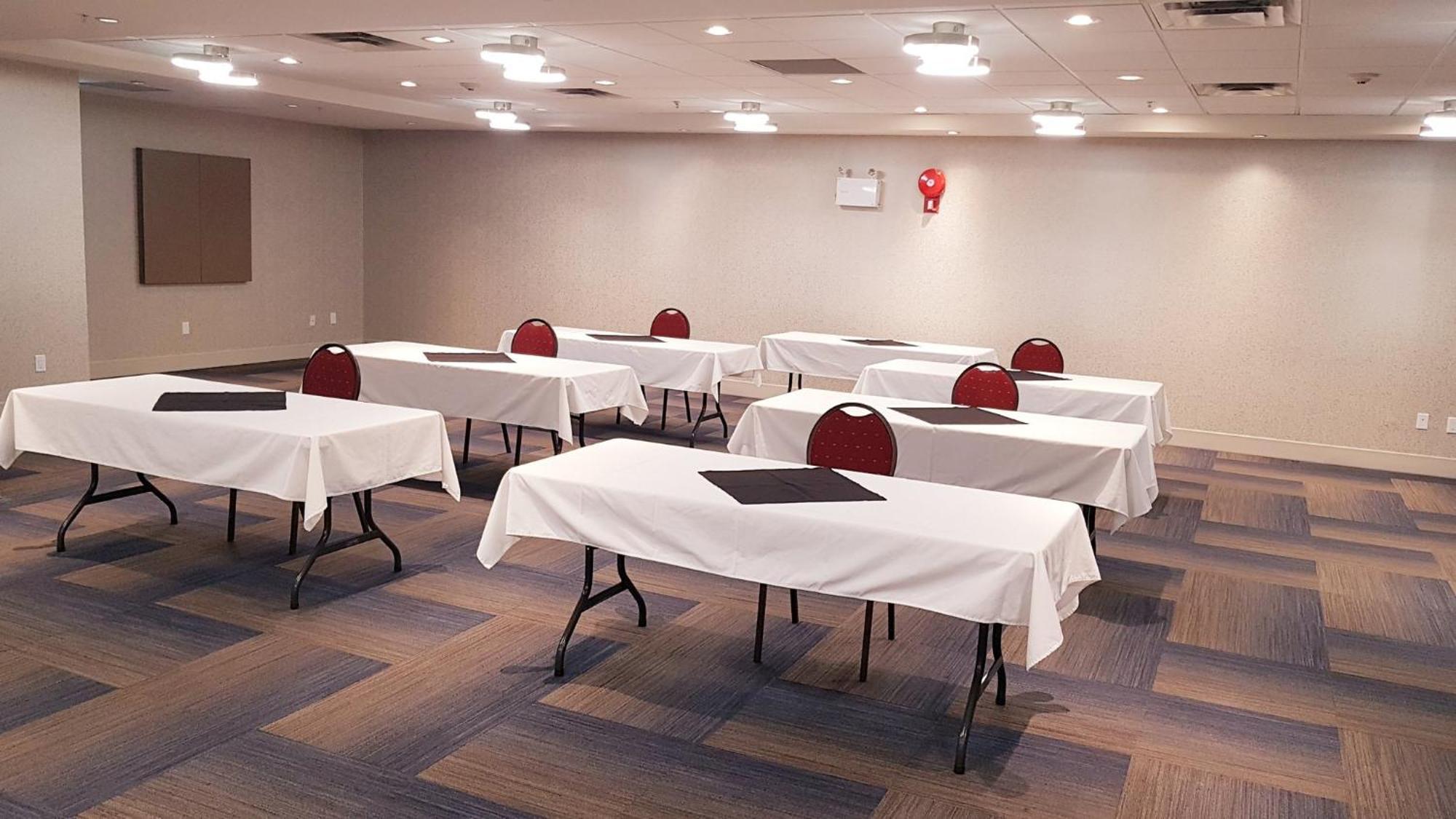Holiday Inn Express And Suites Surrey By Ihg Exteriör bild