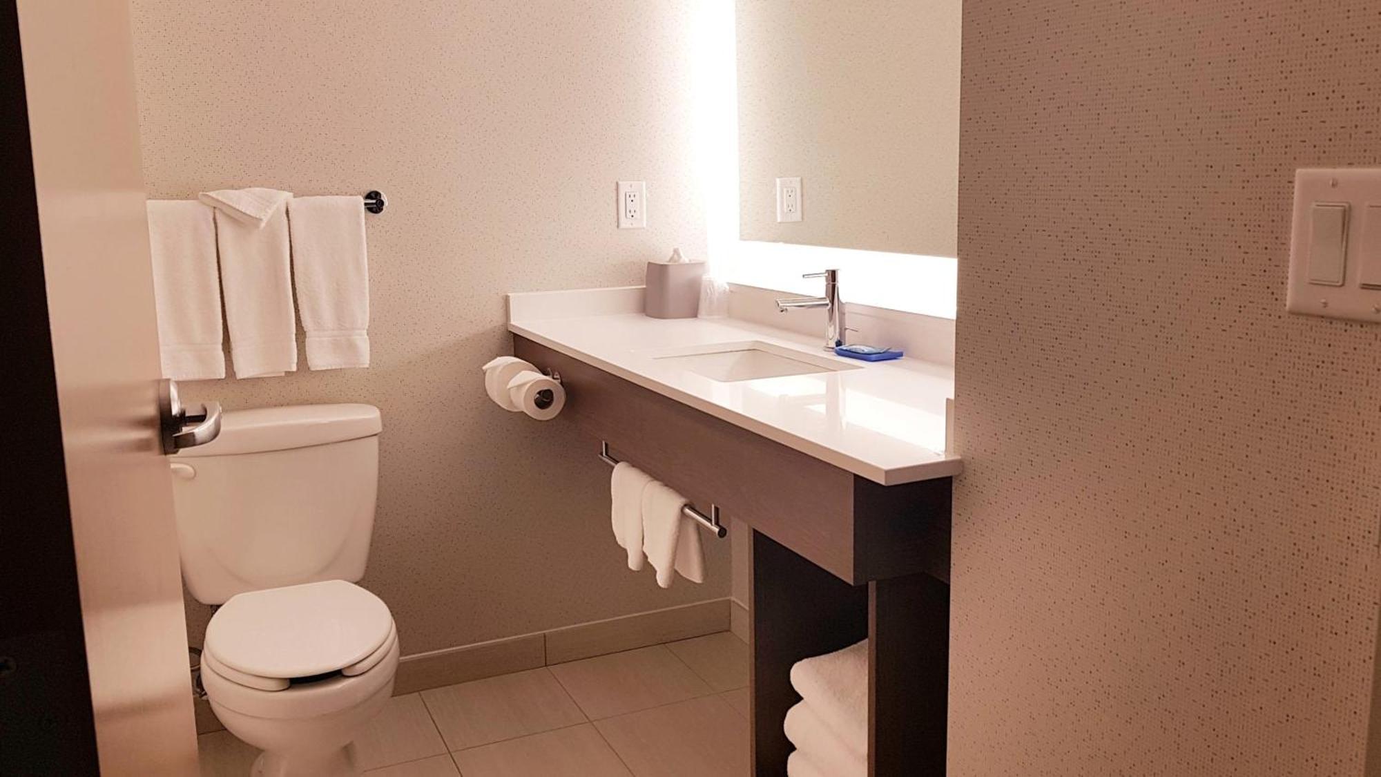 Holiday Inn Express And Suites Surrey By Ihg Exteriör bild