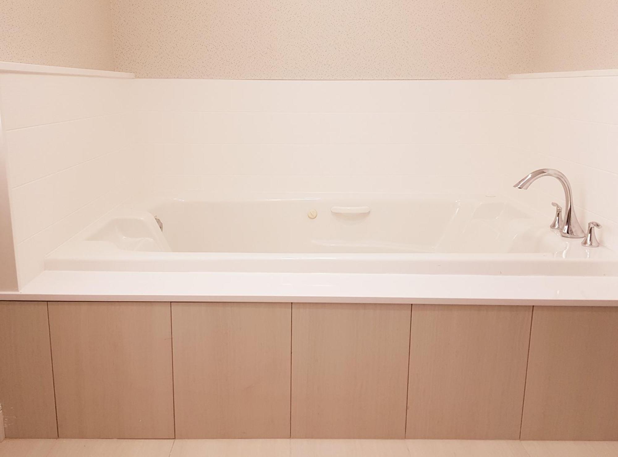 Holiday Inn Express And Suites Surrey By Ihg Exteriör bild