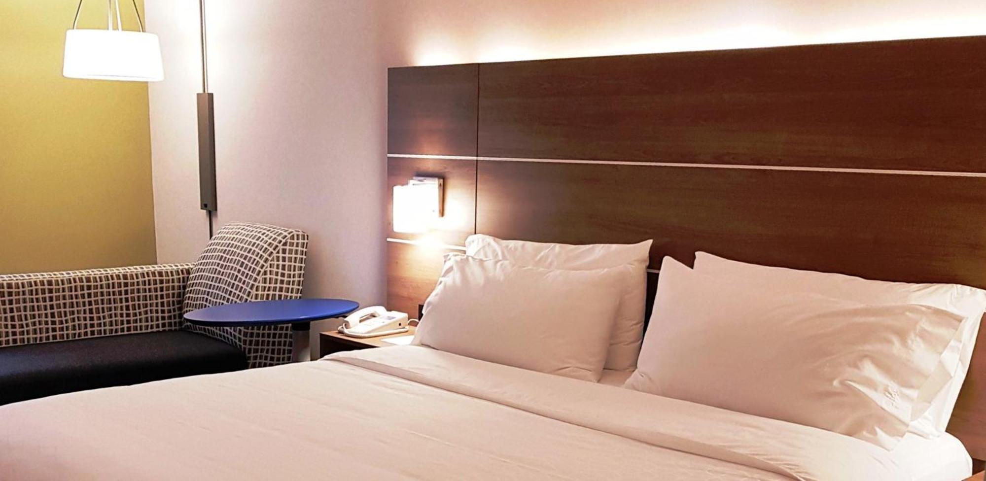 Holiday Inn Express And Suites Surrey By Ihg Exteriör bild