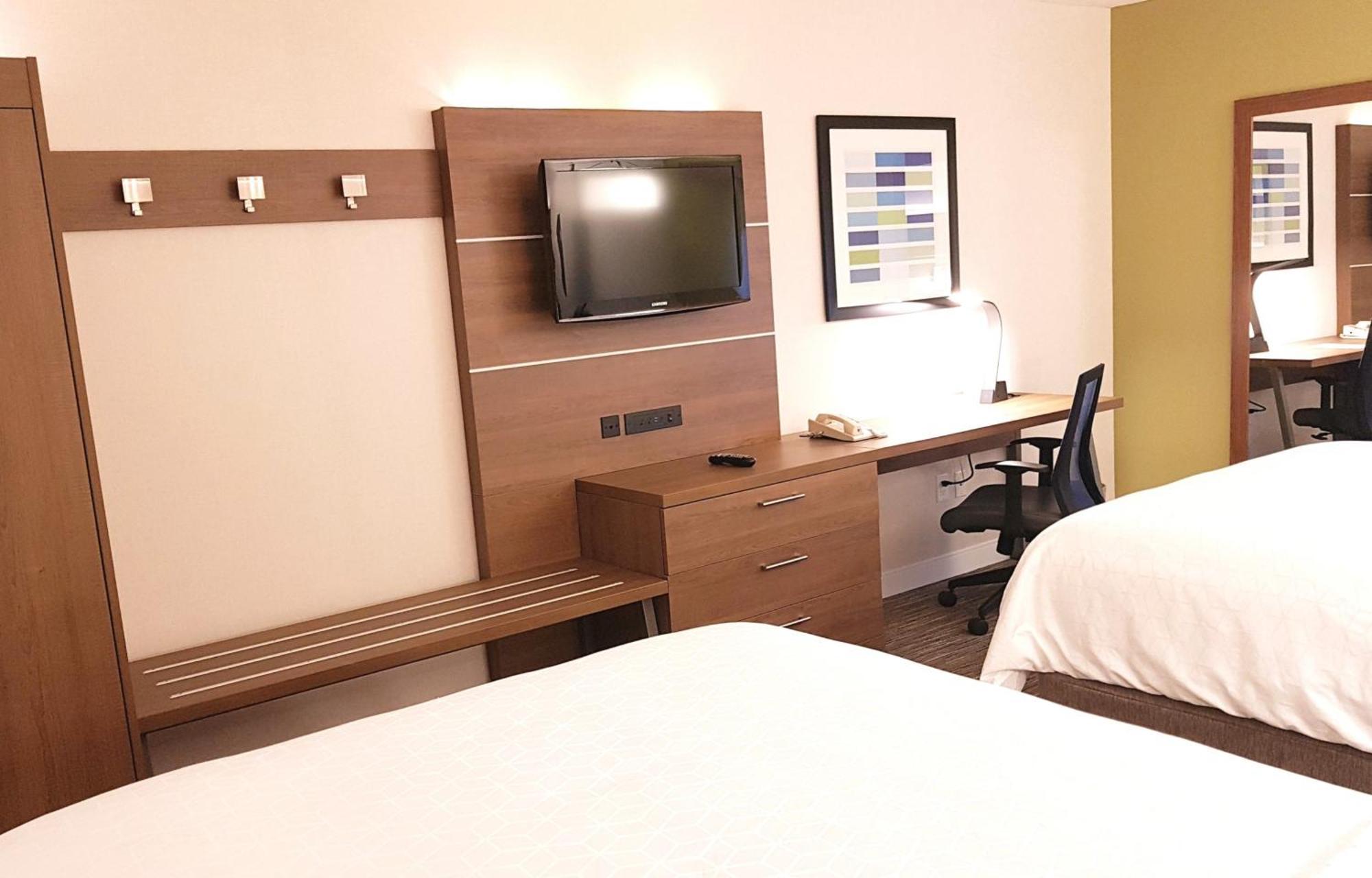 Holiday Inn Express And Suites Surrey By Ihg Exteriör bild