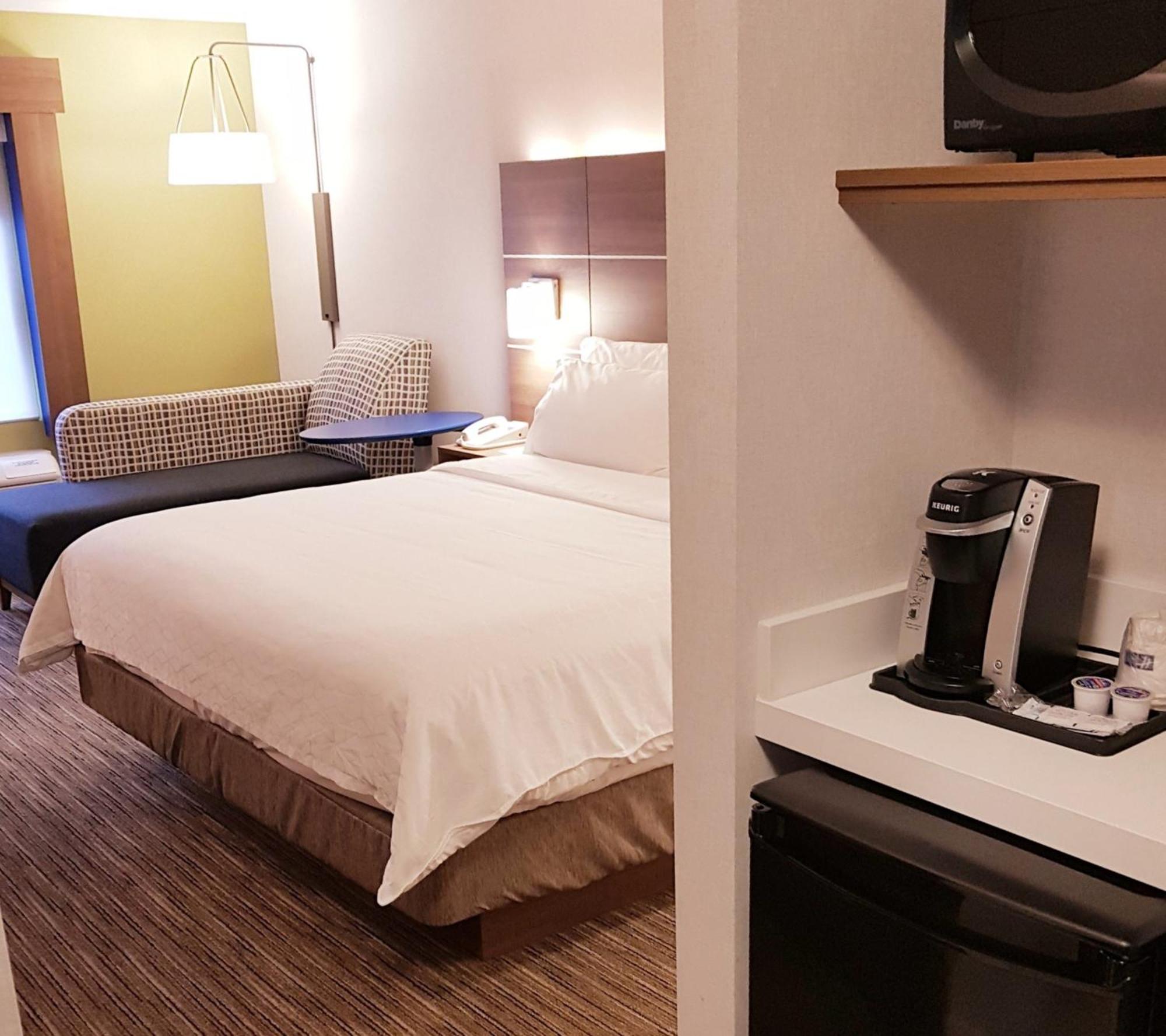 Holiday Inn Express And Suites Surrey By Ihg Exteriör bild
