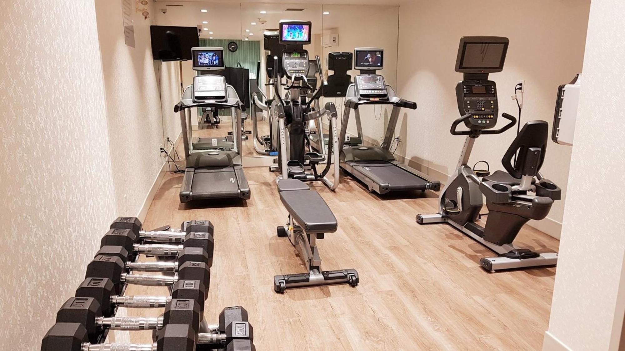 Holiday Inn Express And Suites Surrey By Ihg Exteriör bild