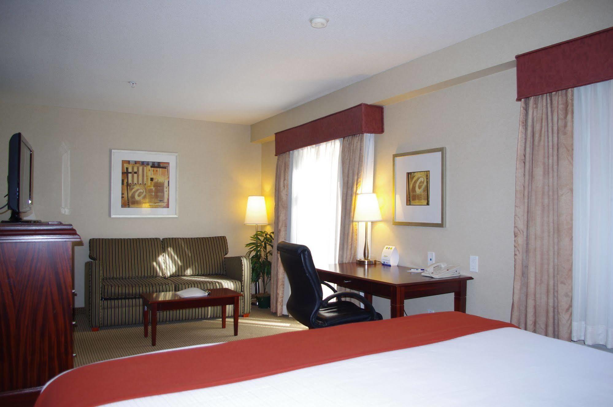 Holiday Inn Express And Suites Surrey By Ihg Exteriör bild
