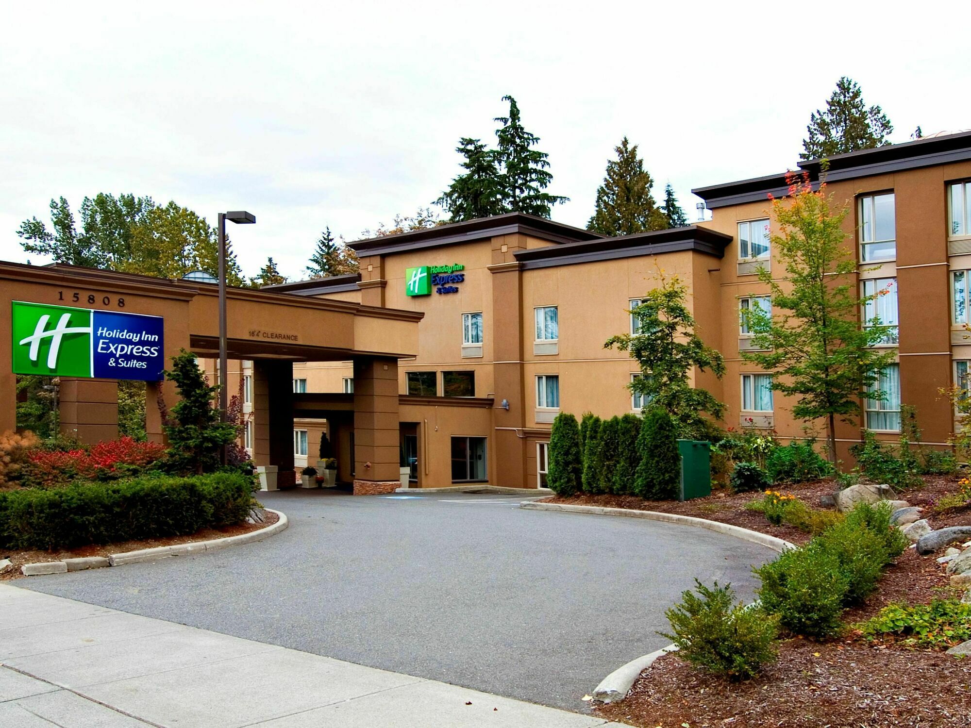 Holiday Inn Express And Suites Surrey By Ihg Exteriör bild