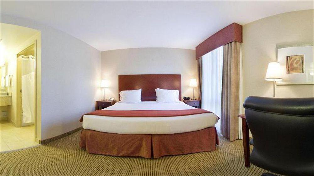 Holiday Inn Express And Suites Surrey By Ihg Exteriör bild