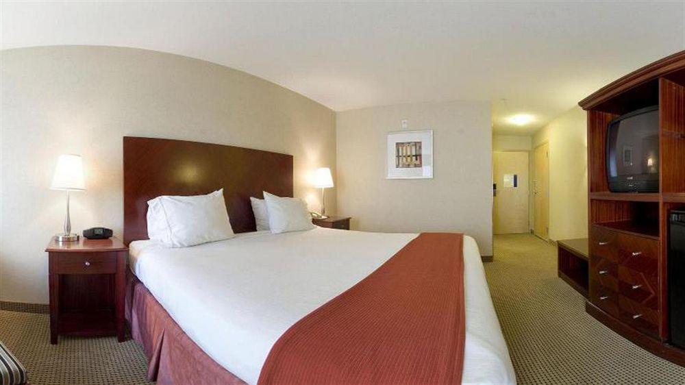 Holiday Inn Express And Suites Surrey By Ihg Exteriör bild