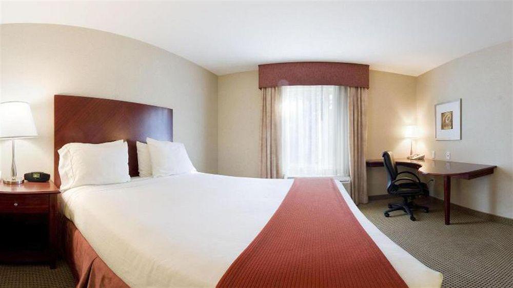 Holiday Inn Express And Suites Surrey By Ihg Exteriör bild